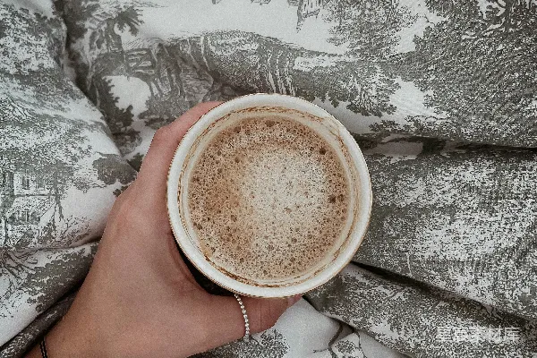高清摄影 雪地中自拍的人