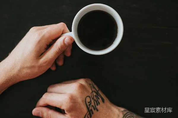 高清摄影 手持白色 mug 的人