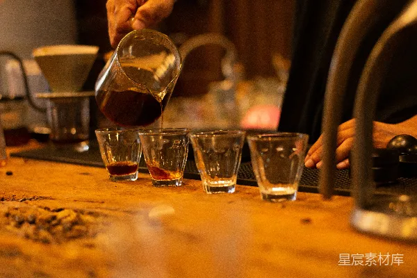高清摄影 从法式压壶中沥出咖啡倒入小品尝玻璃杯。