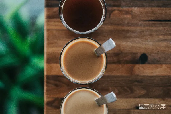 高清摄影 棕色木板上放着三个装满的酒杯