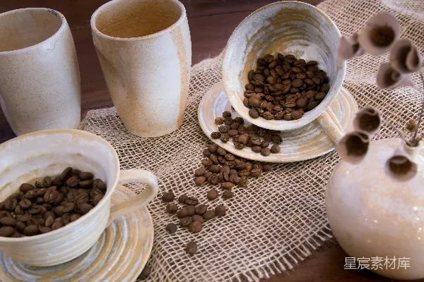 高清摄影 咖啡豆洒在白色陶瓷花瓶附近的小茶几托盘和桌布上