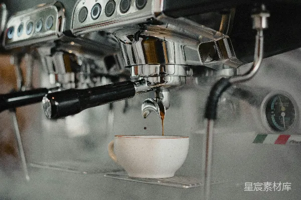 高清摄影 意式浓缩咖啡从机器中倒入一个白色杯子里