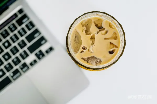 高清摄影 白色表面上的笔记本电脑和一杯冰咖啡。