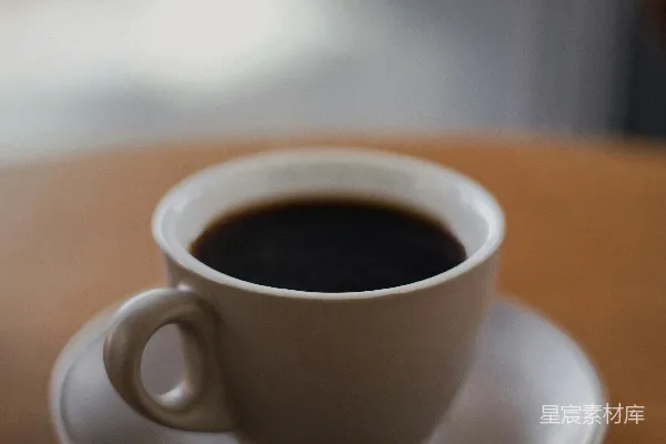 高清摄影 桌上一个木桌上的咖啡杯