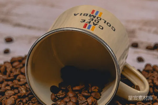 高清摄影 一 mug 咖啡豆洒在木质表面上。