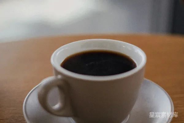 高清摄影 桌上放着一杯咖啡。