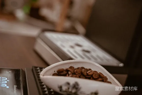 高清摄影 咖啡豆在咖啡机旁用勺子舀起。