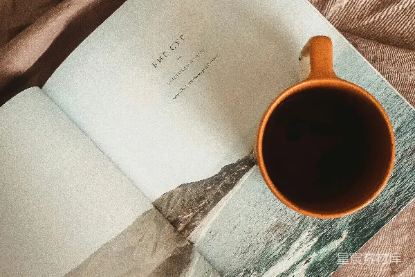 高清摄影 白色打印机纸放在棕色陶瓷马克杯旁