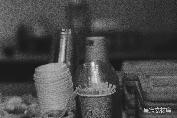 高清摄影 餐车上有一套咖啡杯和搅拌棒。