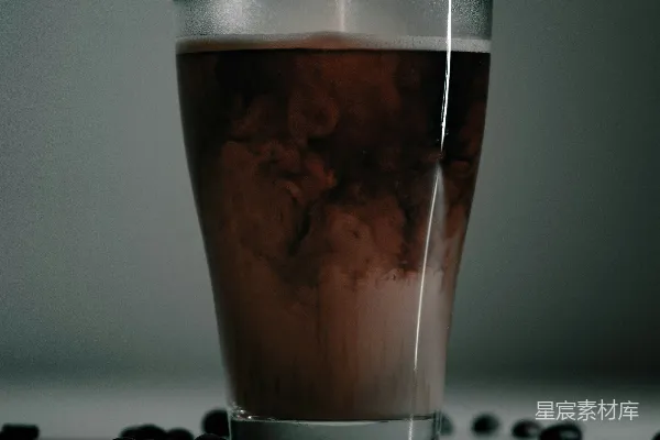 高清摄影 桌上放置一个装有液体的玻璃杯