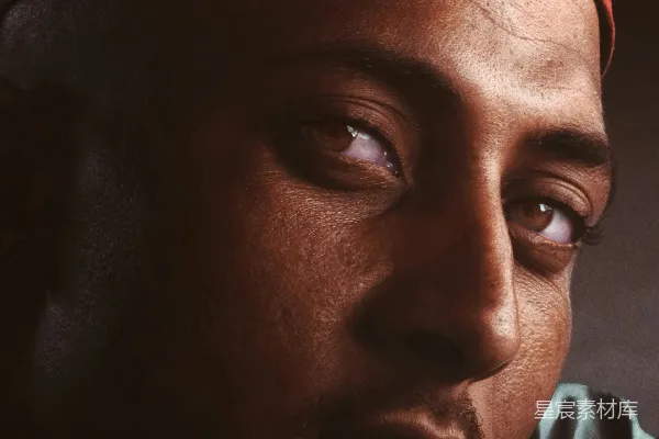 戴着红帽子穿灰色上衣的男人