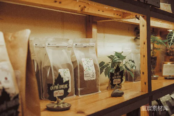 高清摄影 木架上堆放着一袋袋咖啡豆。