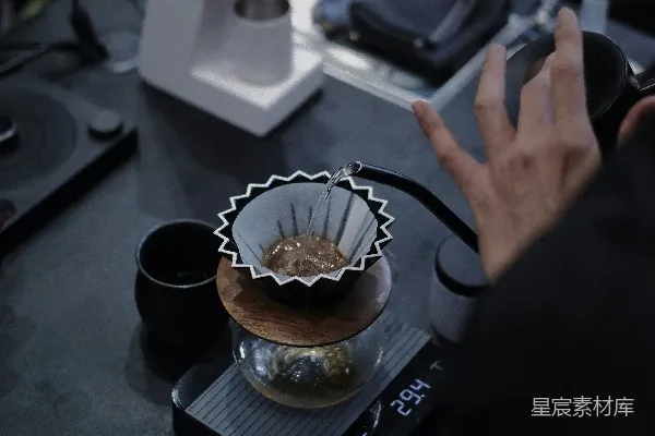 高清摄影 咖啡师正在使用带虹吸嘴的水壶制作滴滤咖啡。