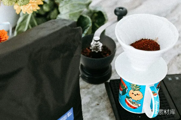 高清摄影 咖啡豆、磨豆机和法式 drip 器搭配鲜花