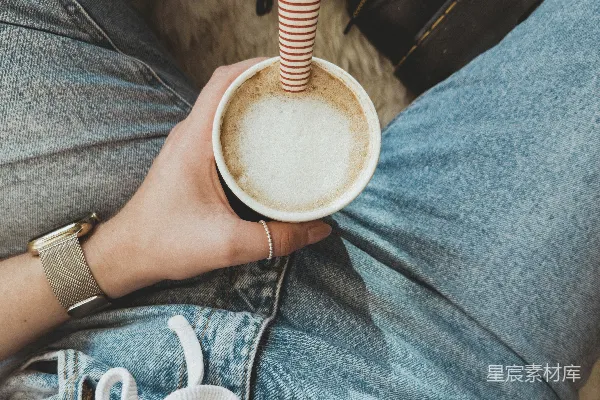 高清摄影 手持一杯的人