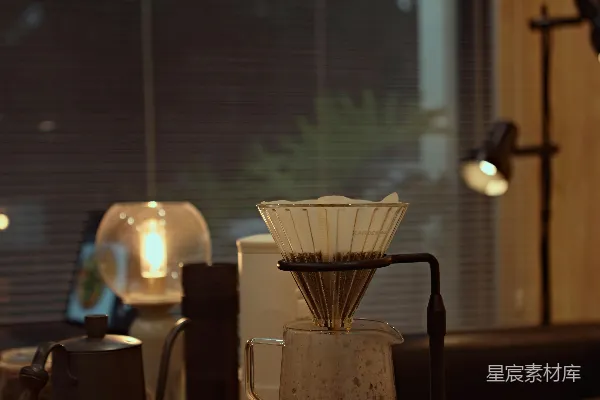 高清摄影 在窗户旁的木桌上进行 pour-over 咖啡的冲泡。