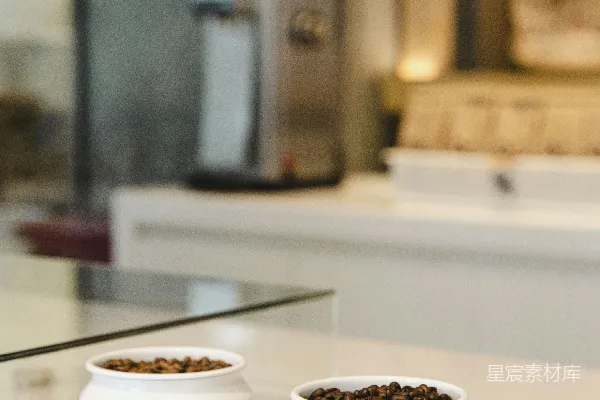 高清摄影 几碗食物放在桌子上