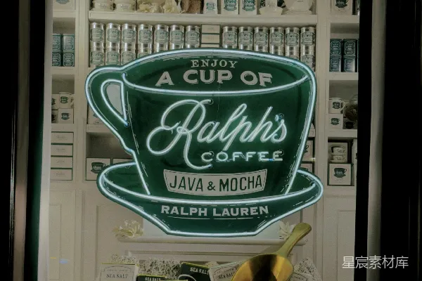 高清摄影 Ralph咖啡霓虹灯标在商店橱窗中