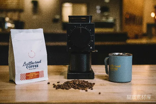 高清摄影 黑咖啡 Maker 置于 白色和蓝色陶瓷茶杯 旁