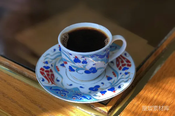 高清摄影 木质桌子上面放着一杯咖啡