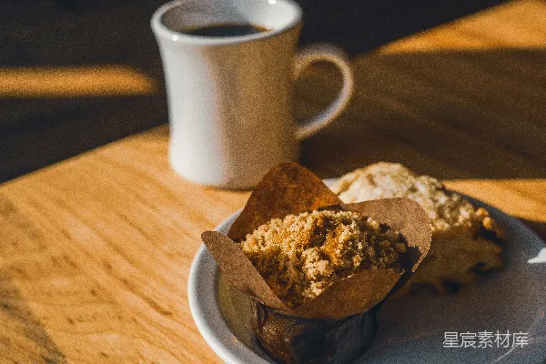 高清摄影 咖啡杯旁边有一盘食物