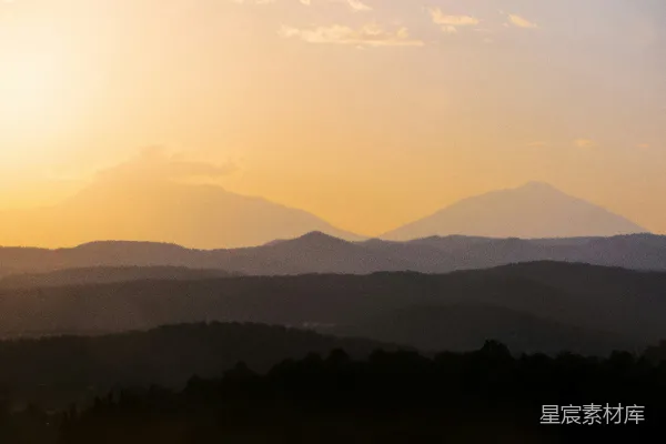 夕阳下的山影