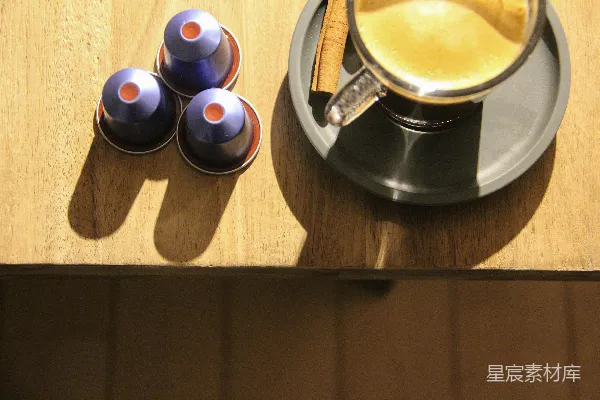 高清摄影 棕色木桌上的黑白色陶瓷小杯。