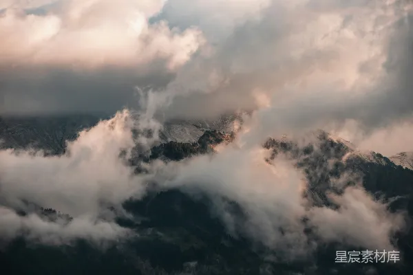 云层覆盖的山脉远景