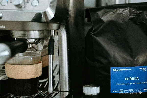 高清摄影 带有咖啡豆和捣棒的 Espresso 机