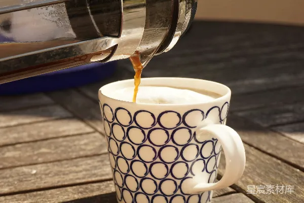 高清摄影 棕色木桌上的白色和黑色陶瓷 mug