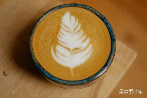 高清摄影 陶瓷杯中在木质表面上的拉花 Latte Art