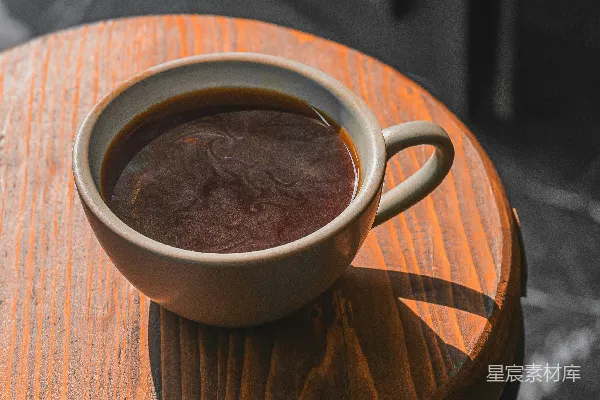 高清摄影 桌上放着一个木制桌子上的咖啡杯