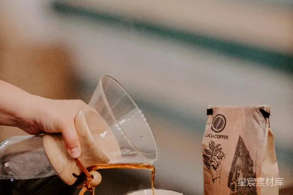 高清摄影 一个人往玻璃杯里倒饮料