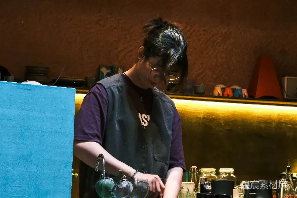 高清摄影 咖啡师在柜台后面准备饮品