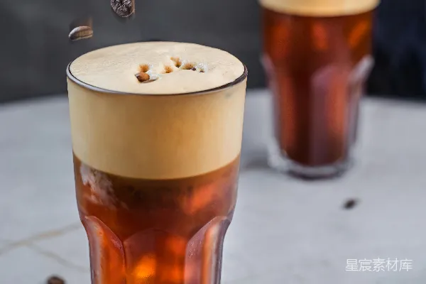 高清摄影 几杯里有液体的玻璃杯