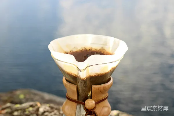 高清摄影 桌子上放置着一杯咖啡。