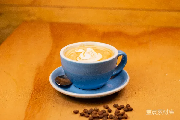高清摄影 棕色木桌上的白色陶瓷杯和托盘