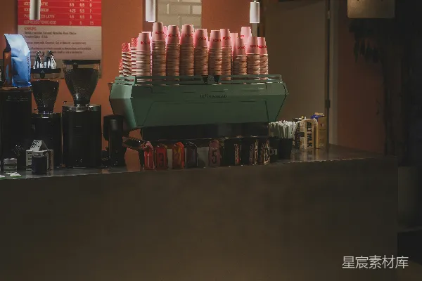 高清摄影 咖啡店柜台配有咖啡机和杯子。