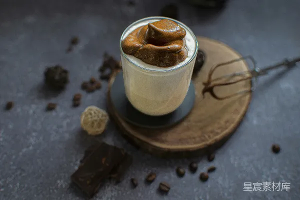 高清摄影 一杯配有丰富打发奶泡的咖啡。