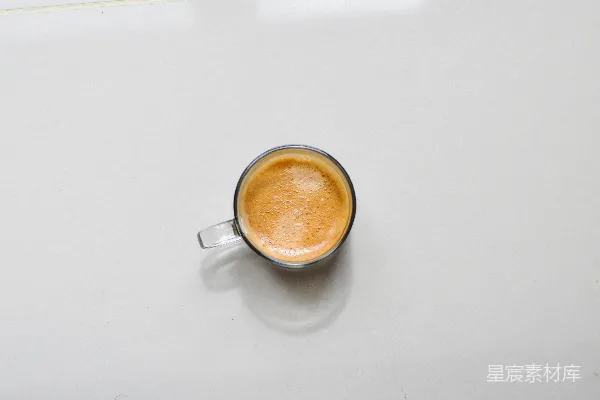 高清摄影 桌子上放着一杯咖啡。