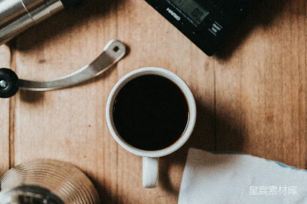 高清摄影 不锈钢茶壶旁的一杯黑咖啡