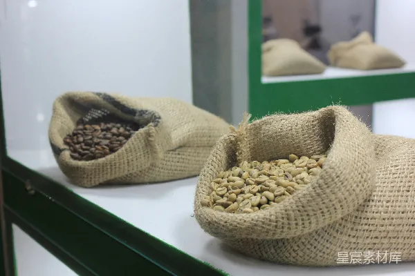高清摄影 店中展示着一袋袋的咖啡豆。