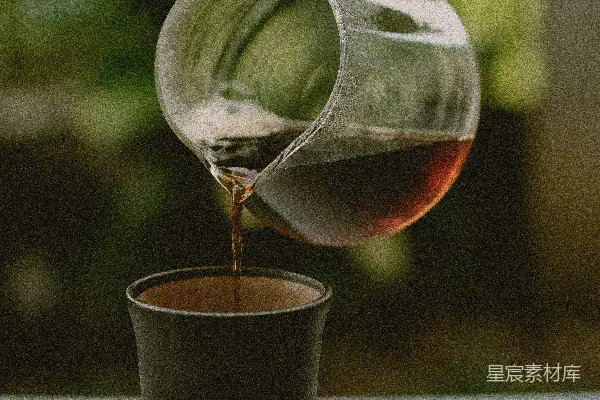 高清摄影 一个人把茶倒入杯中