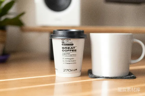 高清摄影 杯中的咖啡旁边放着一个咖啡杯