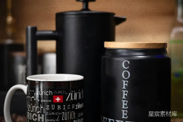 高清摄影 两只咖啡杯放在一叠咖啡豆上面