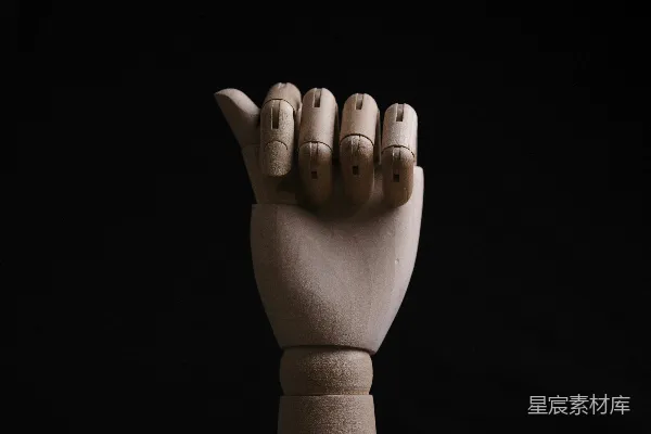 一根手指五指的木雕