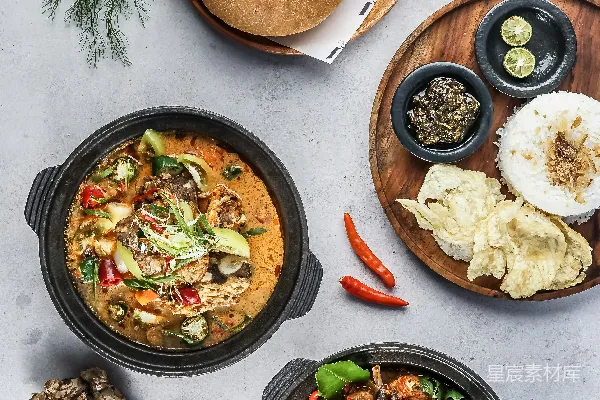 高清摄影 在黑圆盘中烹煮食物