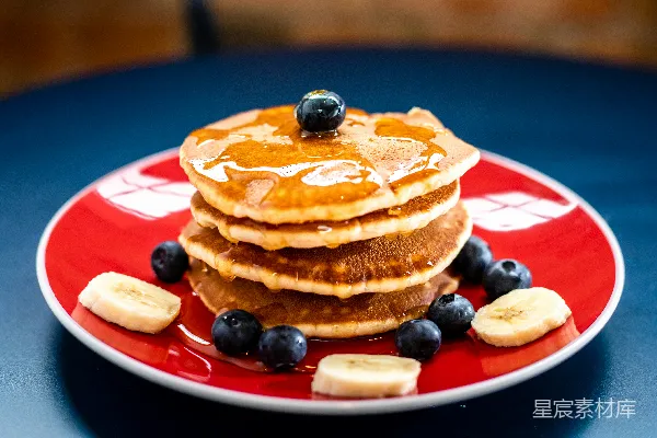 高清摄影 蓝莓烤 Pancake，搭配一块香蕉片