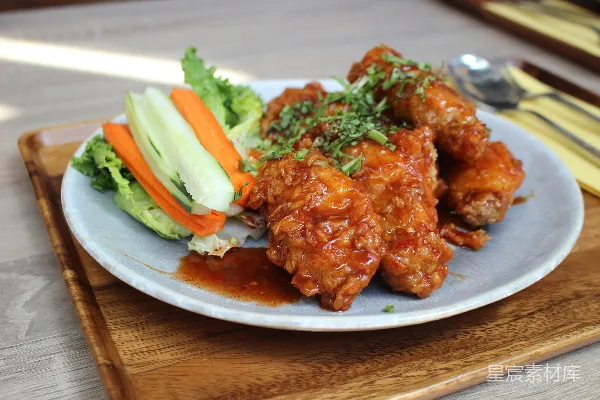 高清摄影 在白色陶瓷盘中烹煮食物