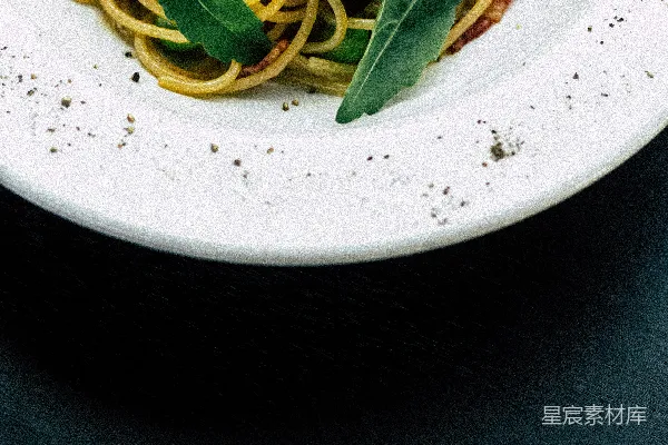 高清摄影 白瓷碗里煮好的面条